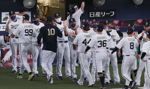 オリックス対ロッテ ロッテに連勝しナインを出迎えるオリックス中嶋監督(左端)(撮影・前田充)