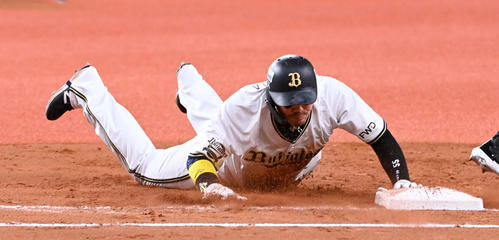 オリックス対ロッテ 2回裏オリックス1死一、二塁、安達の二直で飛び出したT-岡田は戻れず併殺となる(撮影・前岡正明)