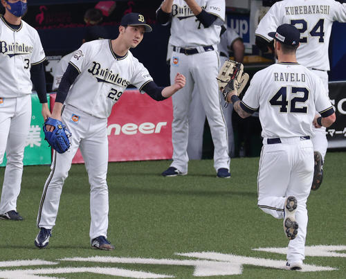 4回表ロッテ2死一塁、レアードを左飛に仕留め、左翼手ラベロ(右)をグータッチで迎える田嶋(撮影・前田充)