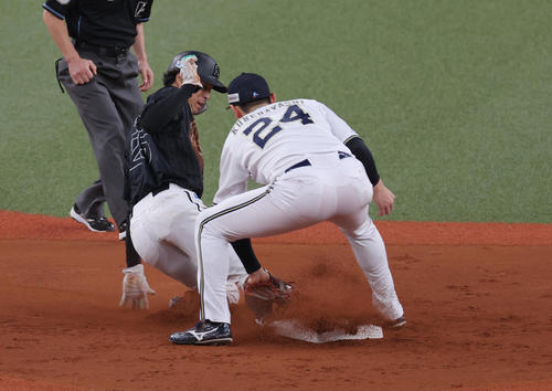 オリックス対ロッテ 5回表ロッテ2死一塁、二盗に失敗する岡。右は遊撃手紅林(撮影・前田充)