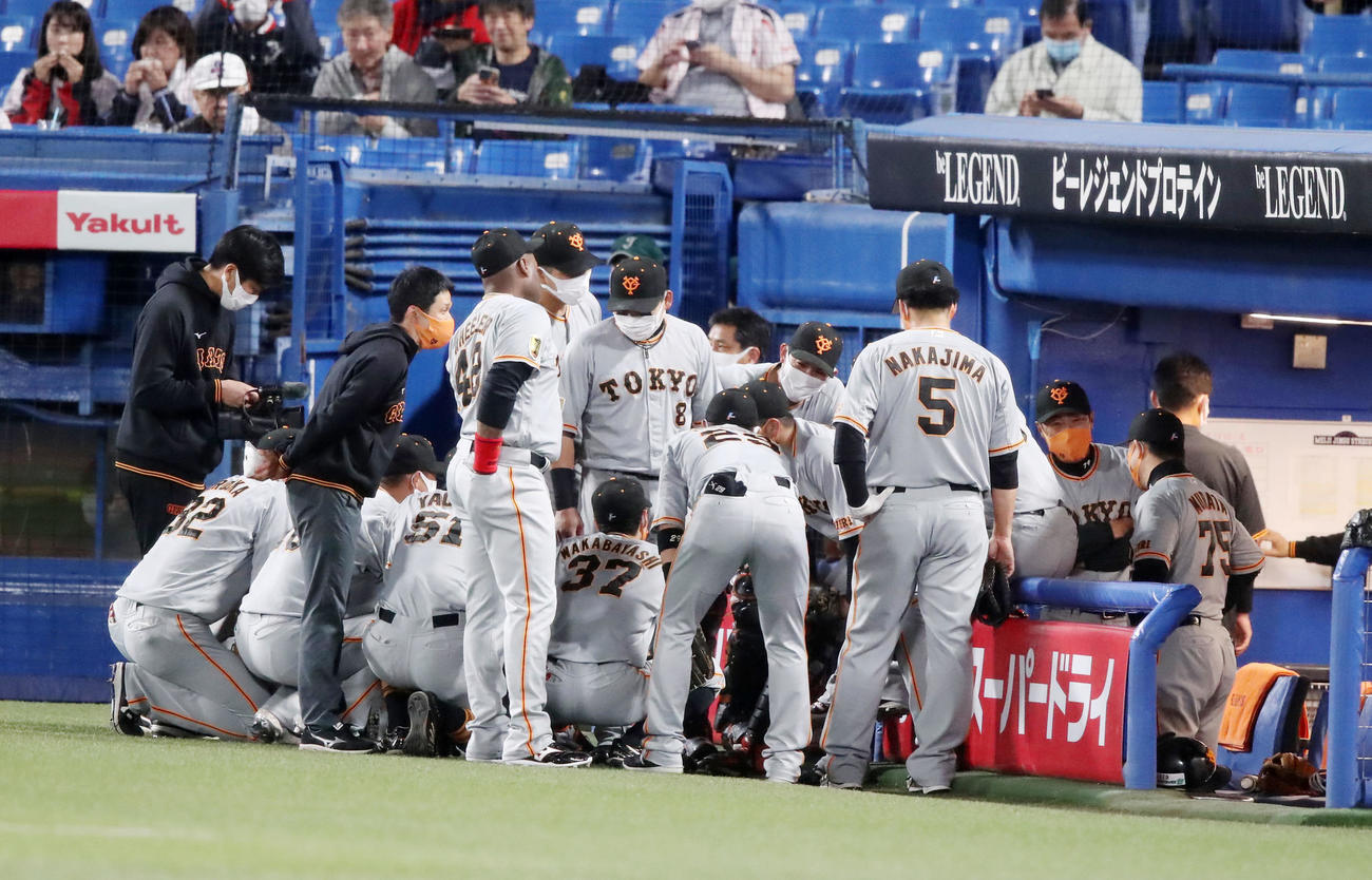 CSファイナル　ヤクルト対巨人　試合前の円陣を組む巨人ナイン（撮影・加藤哉）