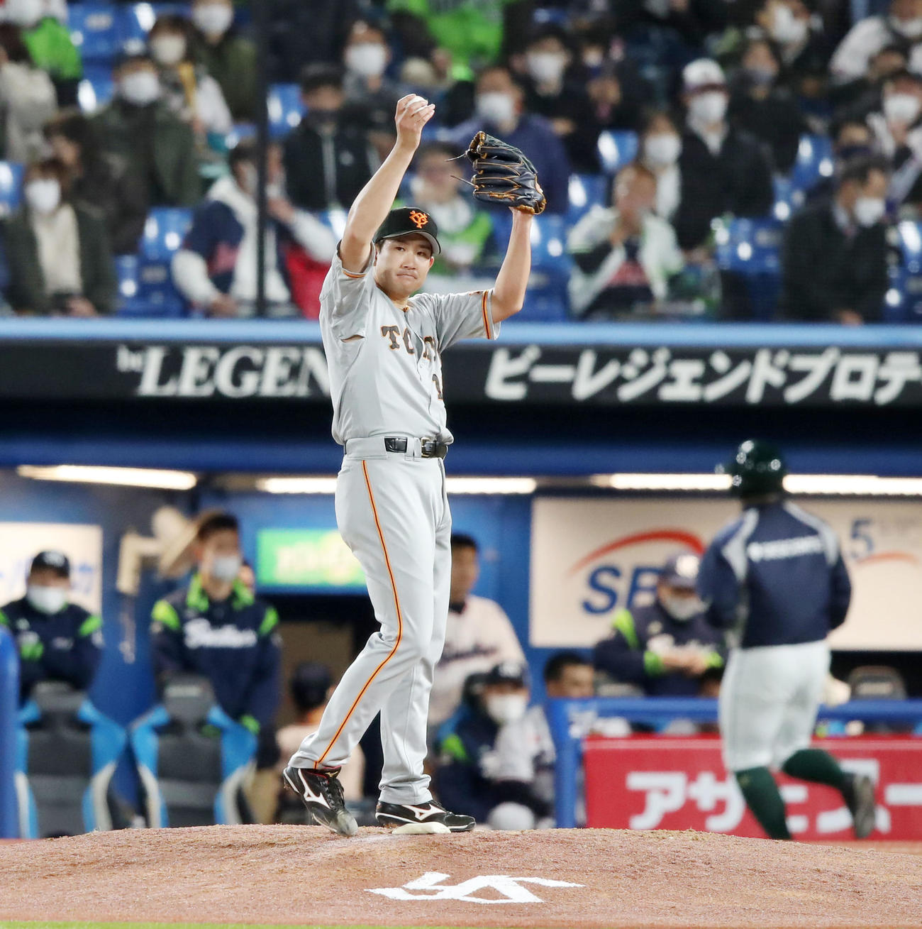 CSファイナル　ヤクルト対巨人　5回裏ヤクルト1死、菅野は青木の左飛を好捕したウィーラーに向けて手を挙げる（撮影・加藤哉）
