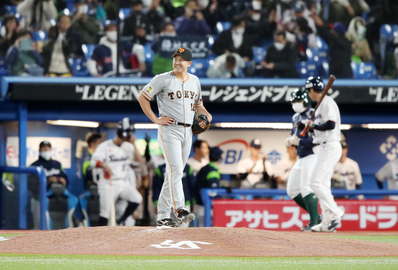 CSファイナル　ヤクルト対巨人　6回裏ヤクルト2死満塁、菅野は代打川端へ四球を与え押し出しとなり失点（撮影・加藤哉）