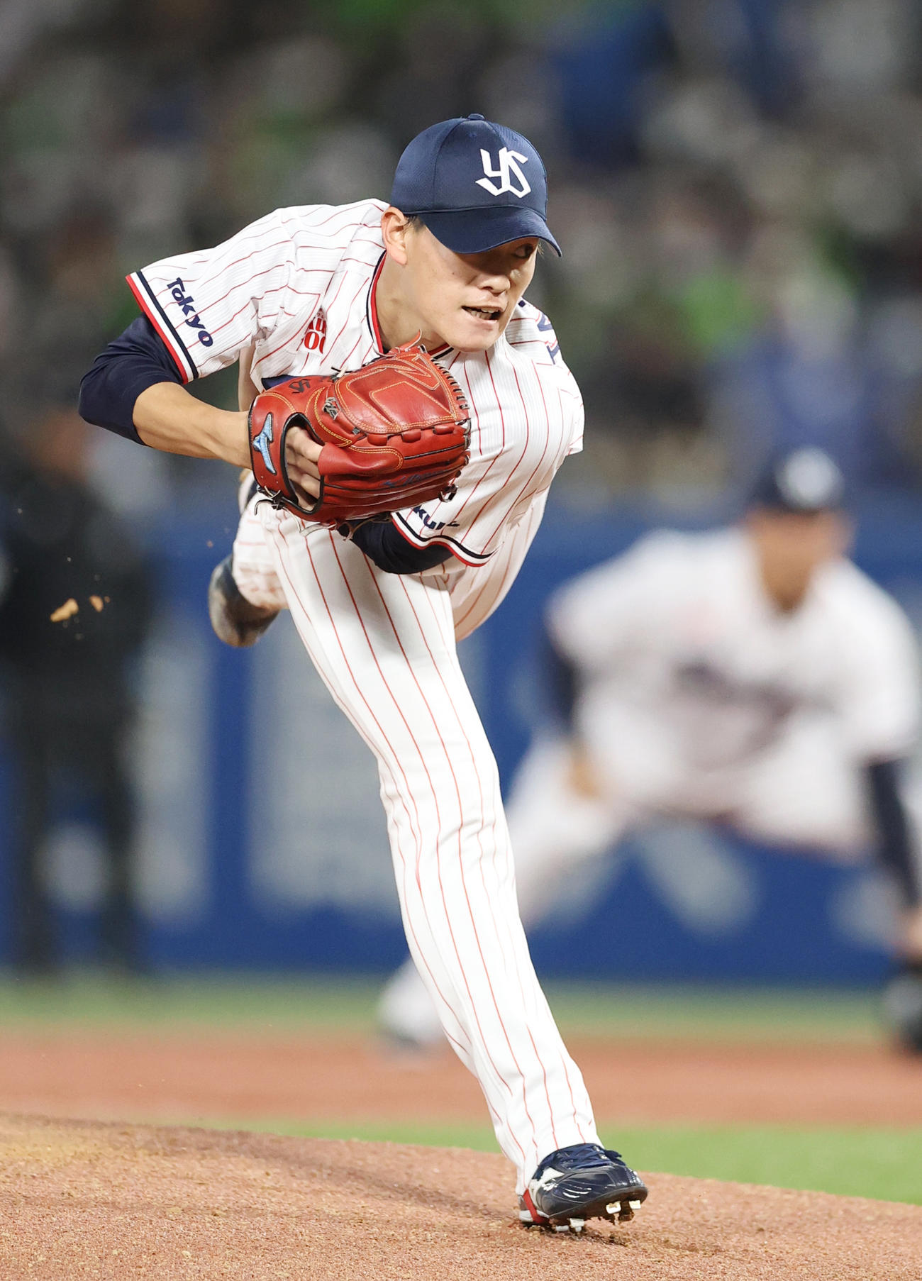 ヤクルト対巨人　ヤクルト先発の高橋（撮影・狩俣裕三）