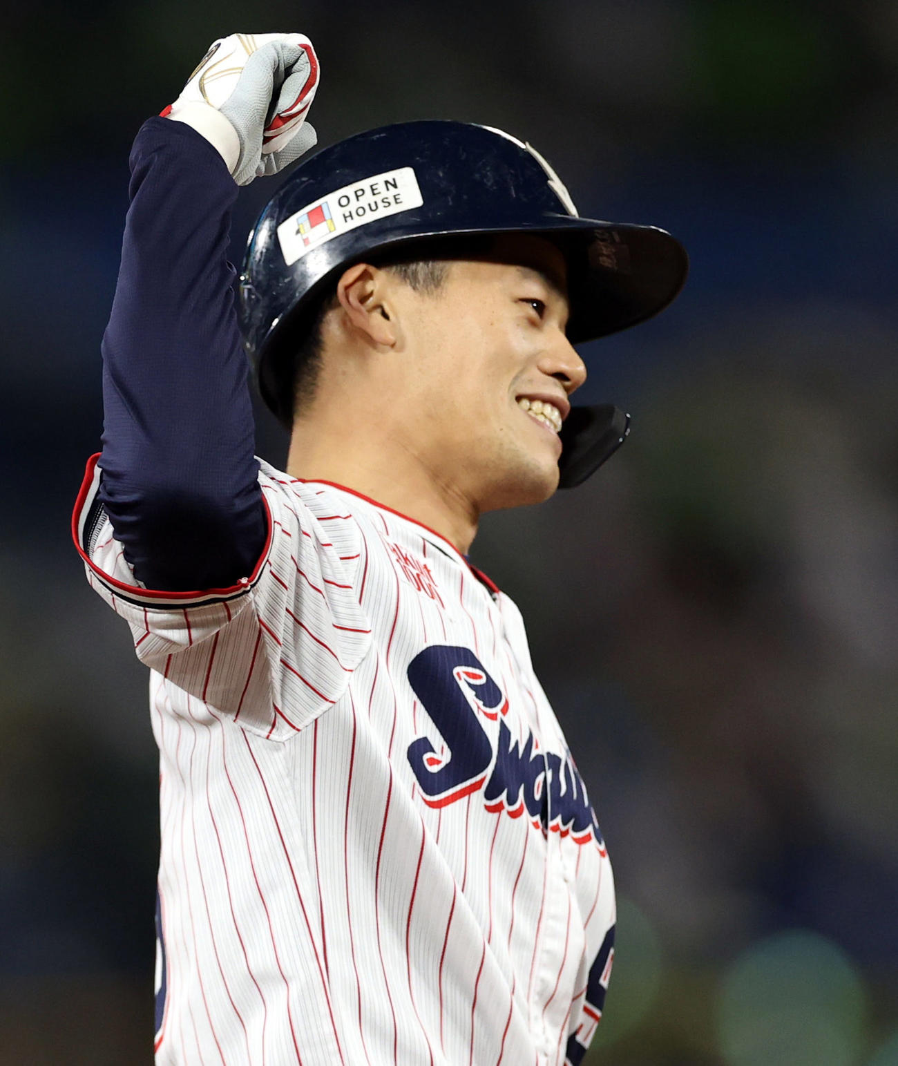 ヤクルト対巨人　6回裏ヤクルト2死満塁、3点適時三塁打を放ち、ベンチに向かってガッツポーズを決める塩見（撮影・狩俣裕三）