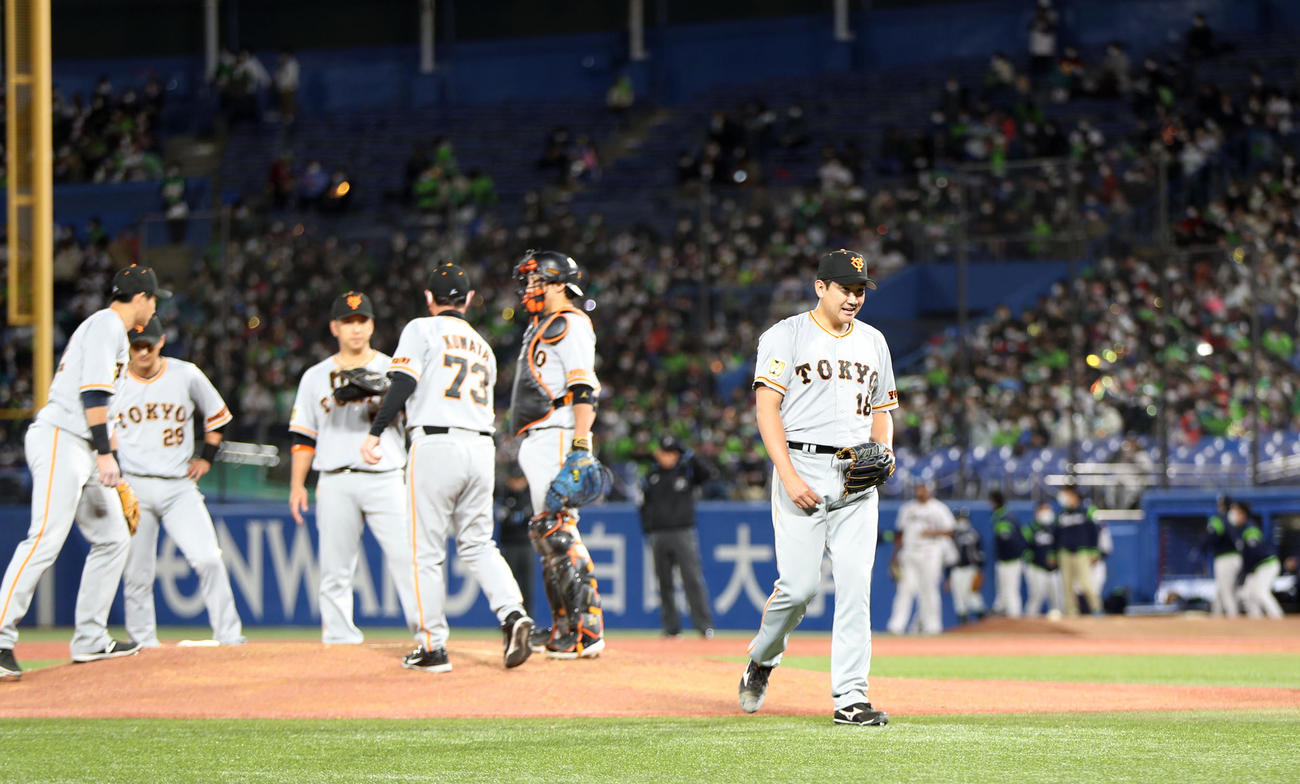 ヤクルト対巨人　6回裏ヤクルト2死満塁、塩見に3点適時三塁打を打たれ、降板する菅野（撮影・狩俣裕三）