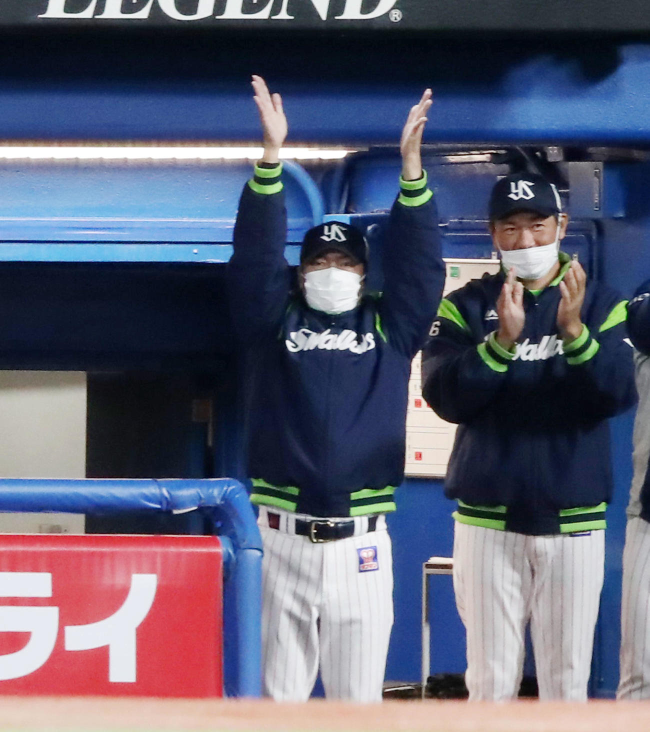 CSファイナル　ヤクルト対巨人　6回裏ヤクルト2死満塁、塩見の左越え適時三塁打に両手を挙げて拍手を送る高津監督（撮影・加藤哉）