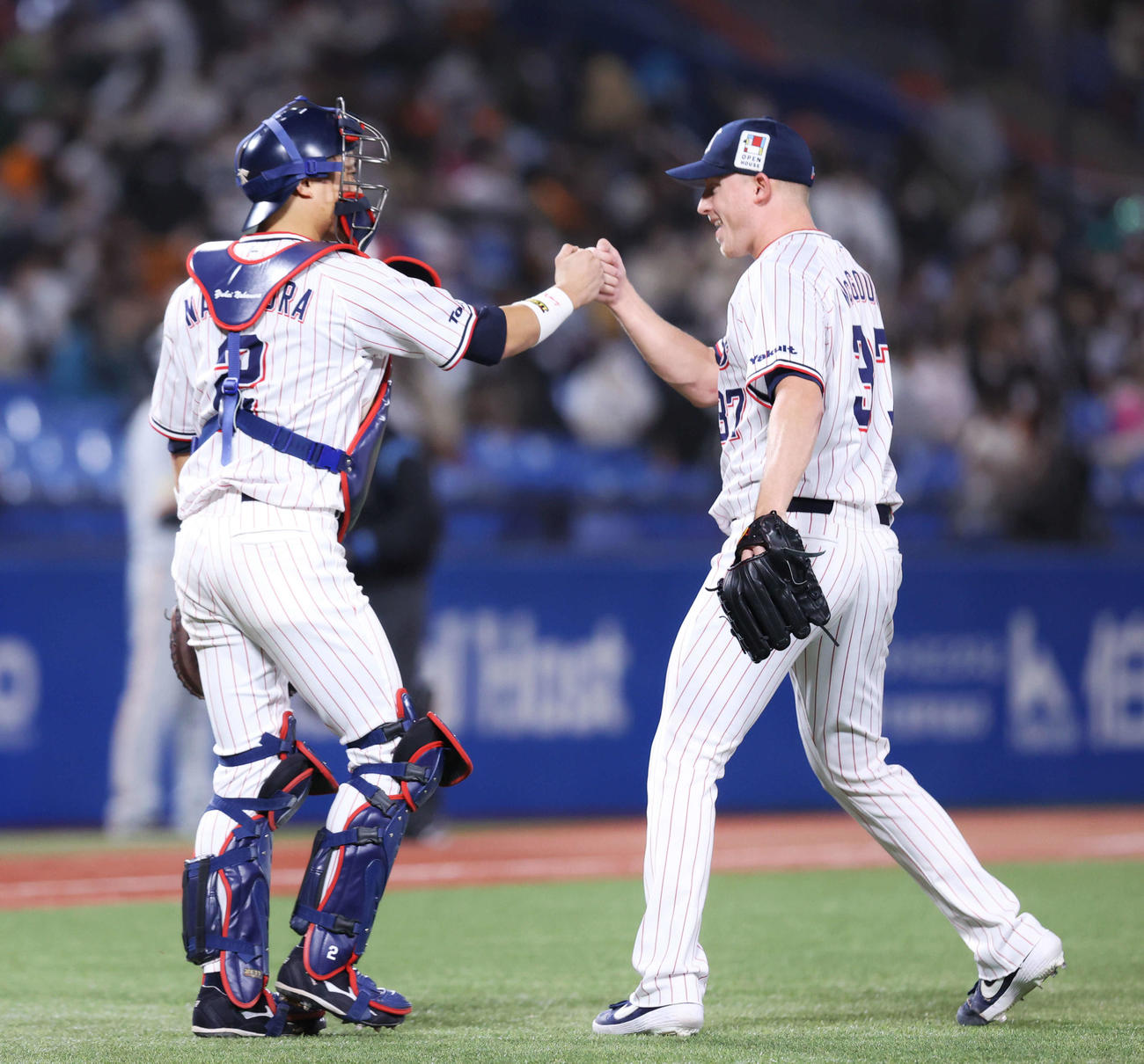 ヤクルト対巨人　巨人に勝利し、グータッチを交わす中村（左）とマクガフ（撮影・河田真司）