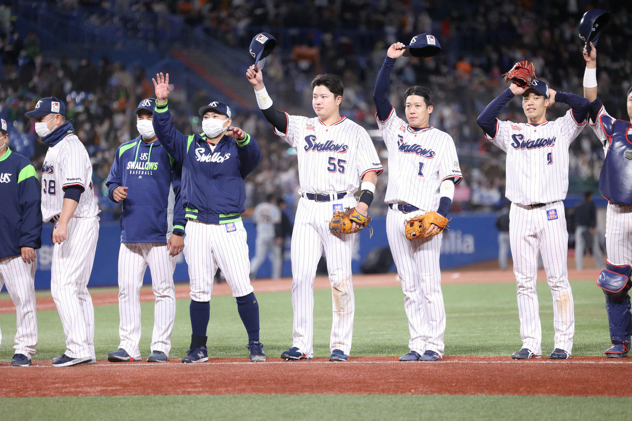 ヤクルト対巨人　巨人に勝利し、観客席にあいさつするヤクルトナイン（撮影・河田真司）
