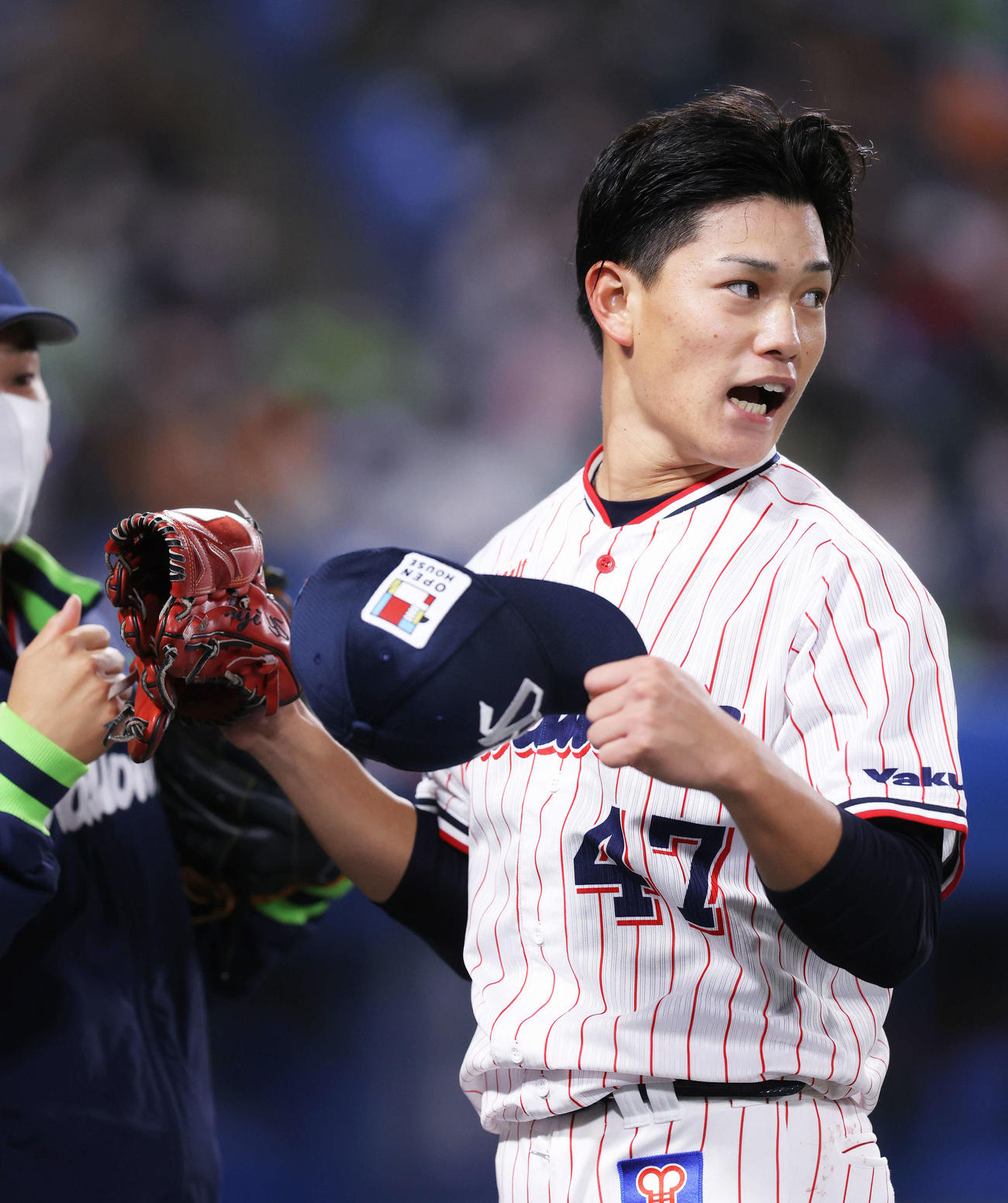 ヤクルト対巨人　6回表を抑え、ベンチに戻るヤクルト高橋（撮影・河田真司）