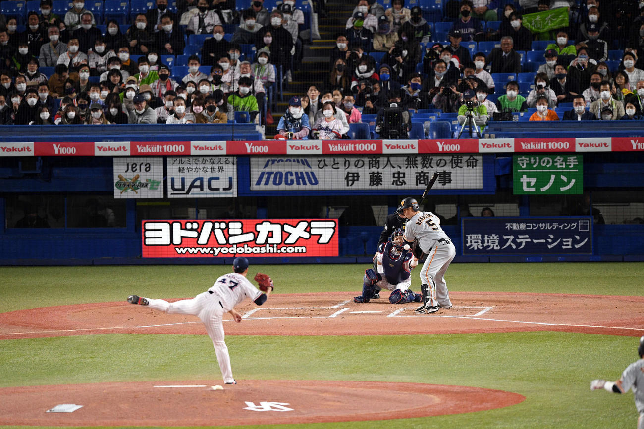 ヤクルト対巨人　1回表巨人2死満塁、中島の肘付近を通過するボール。投手高橋（撮影・滝沢徹郎）