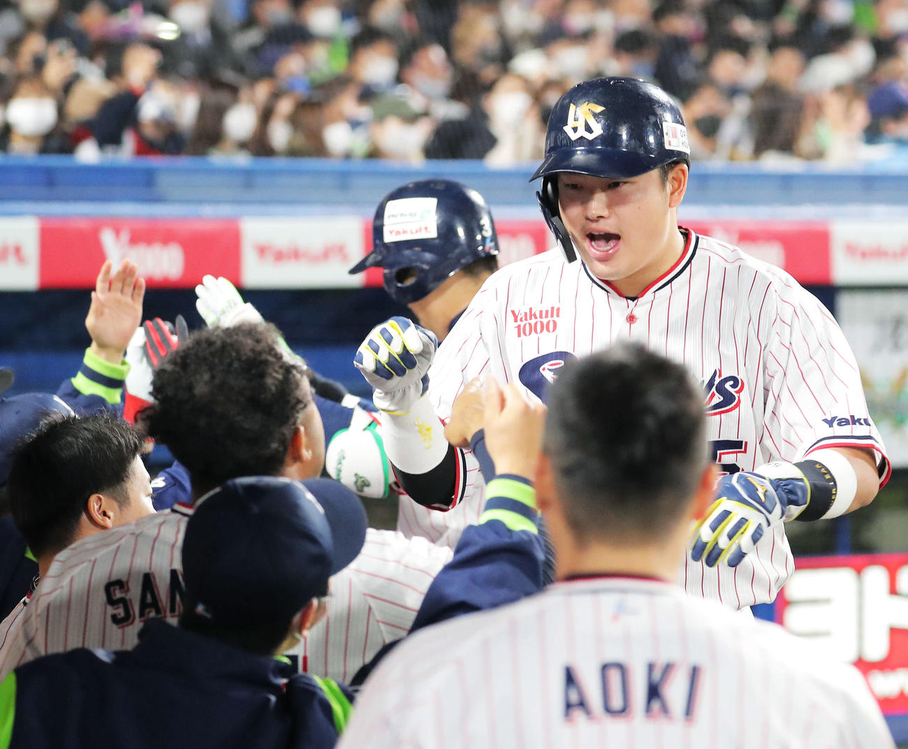 ヤクルト対巨人　2回裏ヤクルト1死満塁、西浦の中犠飛で生還し先制する村上（撮影・河田真司）