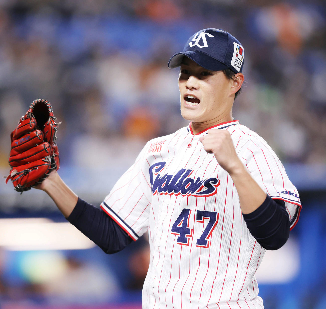 ヤクルト対巨人　4回表を抑え、ガッツポーズでベンチに戻る高橋（撮影・河田真司）