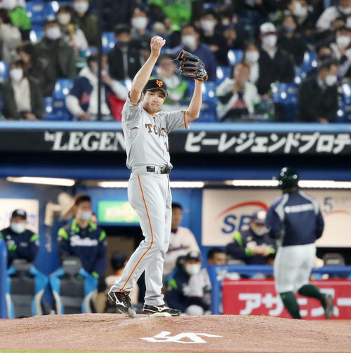 CSファイナル　ヤクルト対巨人　5回裏ヤクルト1死、菅野は青木の左飛を好捕したウィーラーに向けて手を挙げる（撮影・加藤哉）
