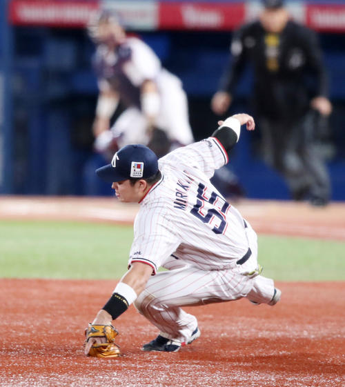 CSファイナル　ヤクルト対巨人　6回表巨人無死、村上は坂本の打球を好捕する（撮影・加藤哉）