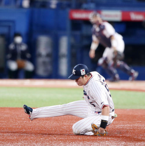 CSファイナル　ヤクルト対巨人　6回表巨人無死、村上は坂本の打球を好捕する（撮影・加藤哉）
