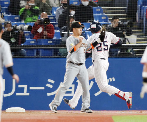 CSファイナル　ヤクルト対巨人　6回裏ヤクルト無死二塁、サンタナは遊失で出塁（撮影・加藤哉）