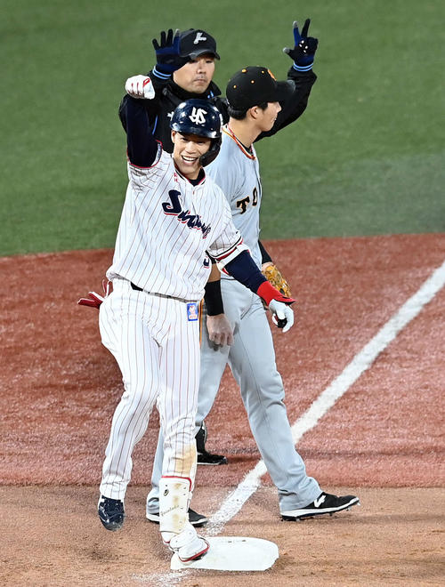 ヤクルト対巨人　6回裏ヤクルト2死満塁、走者一掃の三塁適時打を放った塩見（撮影・たえ見朱実）