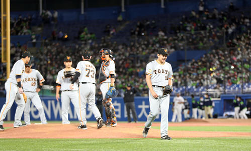 ヤクルト対巨人　6回裏ヤクルト2死満塁、塩見に3点適時三塁打を打たれ、降板する菅野（撮影・狩俣裕三）