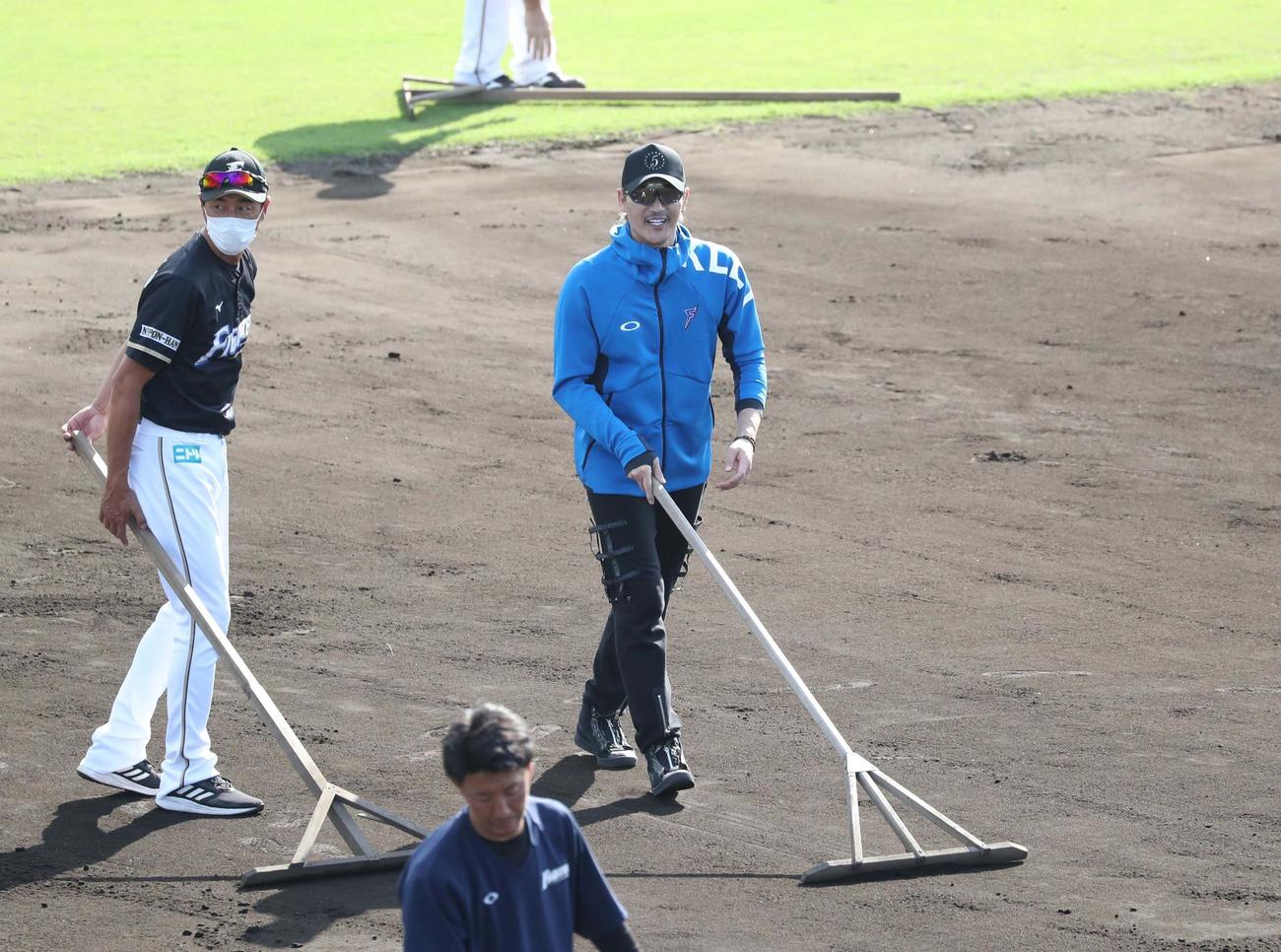 グラウンド整備する新庄監督（撮影・黒川智章）