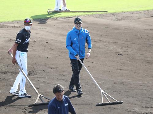 グラウンド整備する新庄監督（撮影・黒川智章）