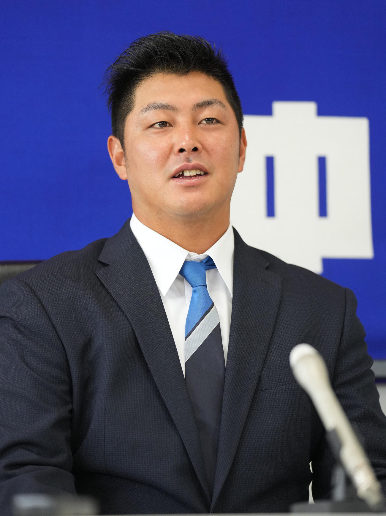 中日契約更改　契約交渉を終え会見する山下（撮影・森本幸一）