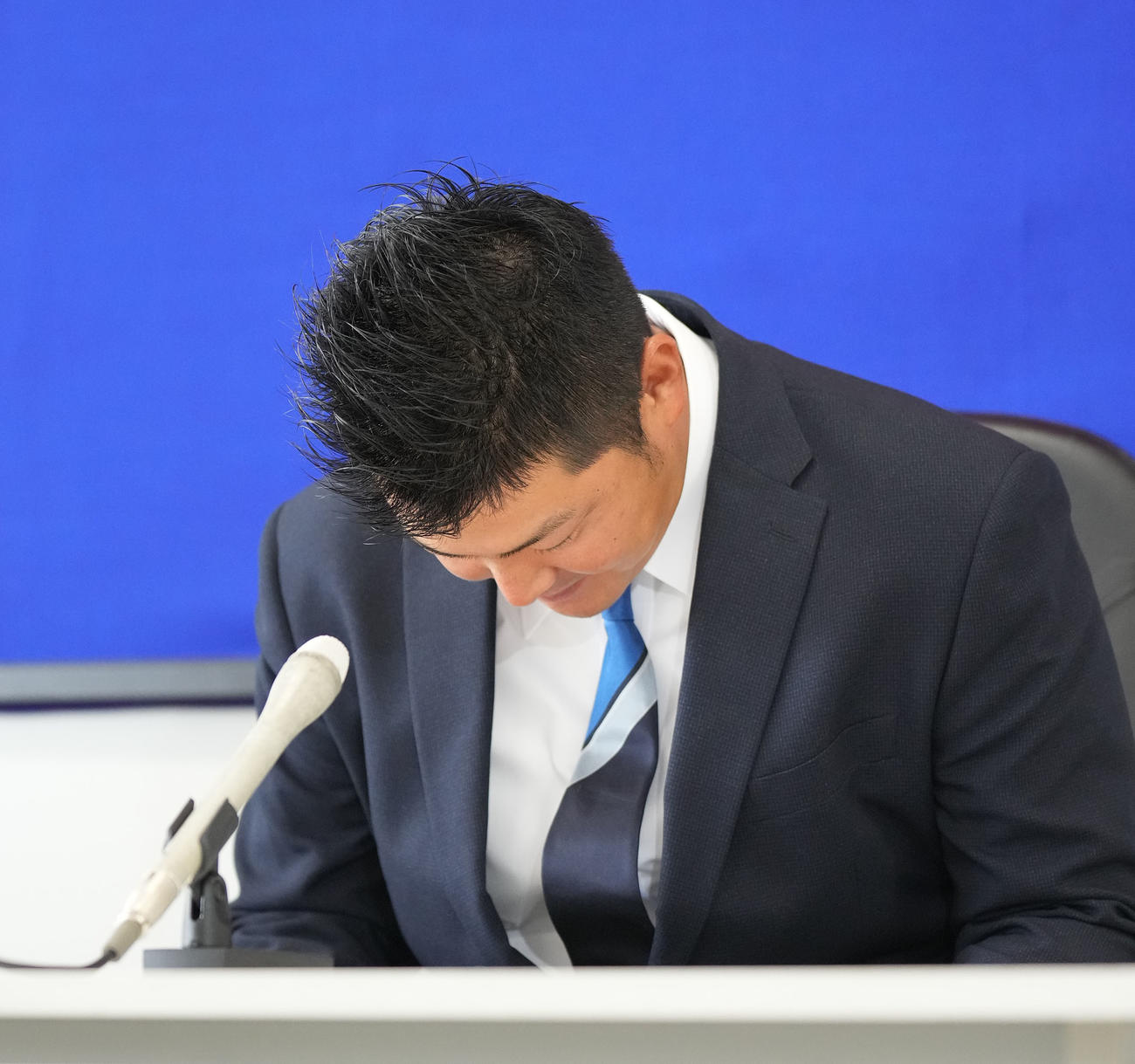 中日契約更改　契約交渉を終え会見の前に謝罪をする山下（撮影・森本幸一）