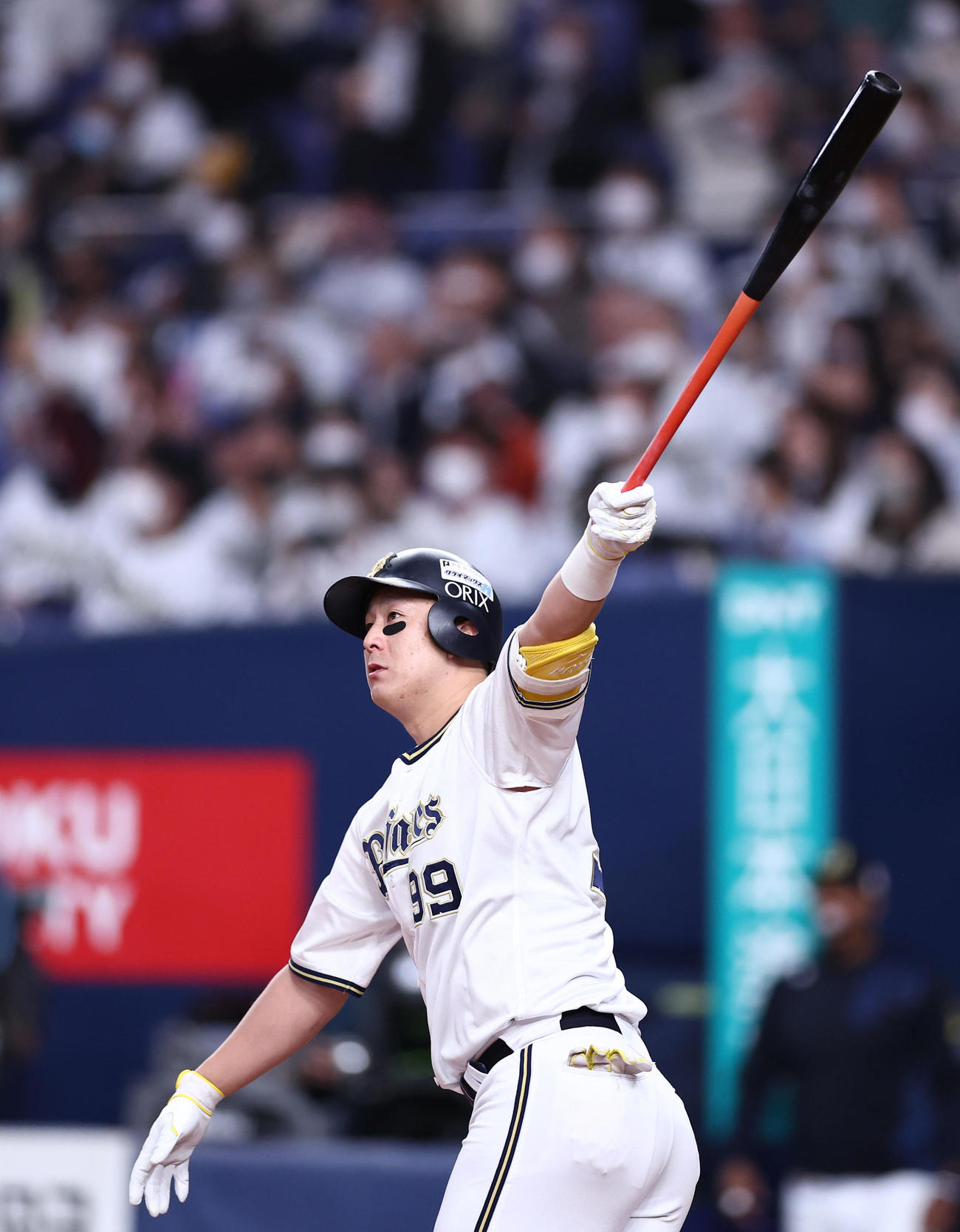 オリックス対ロッテ　6回裏オリックス2死一塁、左越え2点本塁打を放つ杉本（撮影・垰建太）