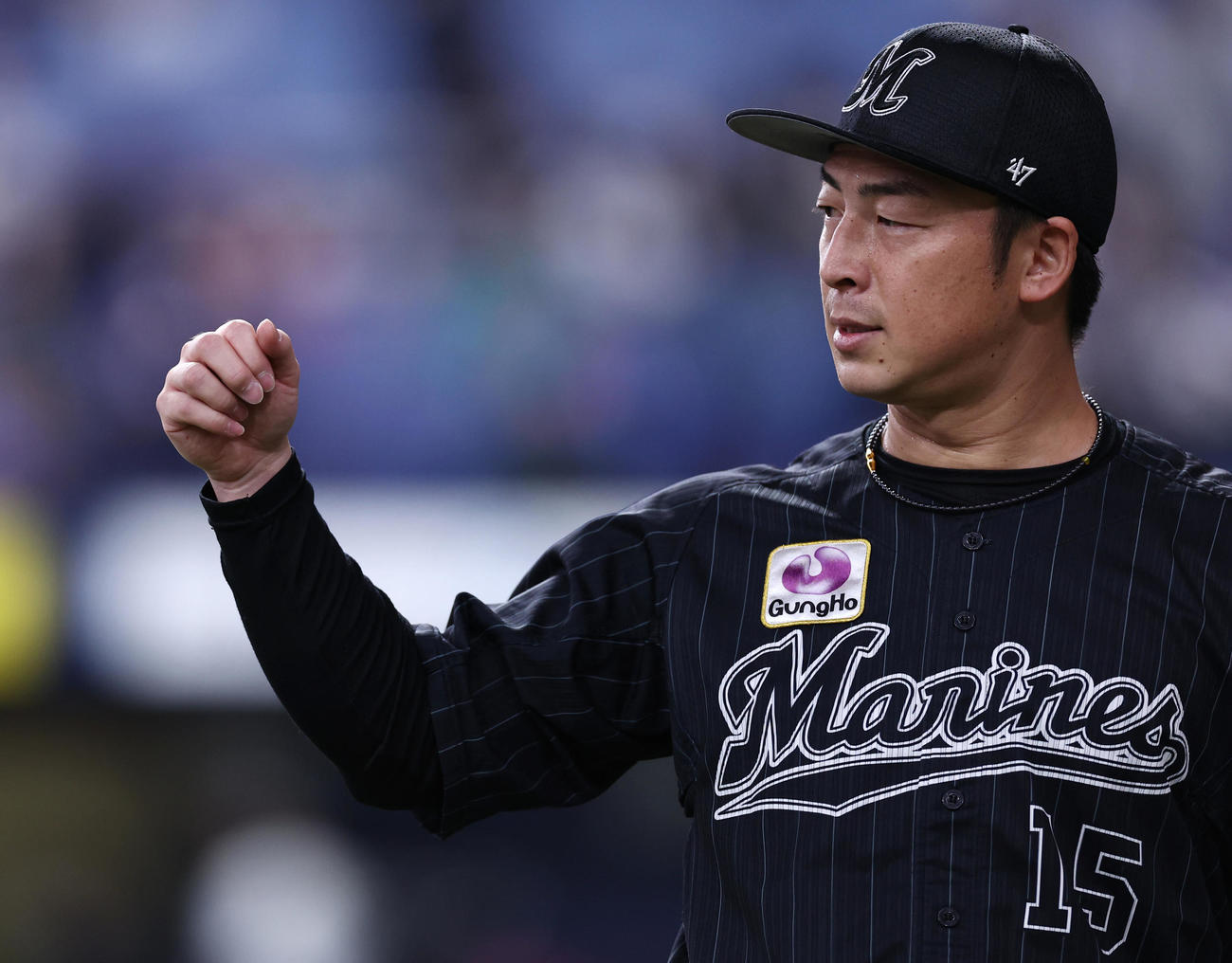 オリックス対ロッテ　1回裏オリックスの攻撃を無失点にナインをグータッチで迎えるロッテ先発の美馬（撮影・垰建太）