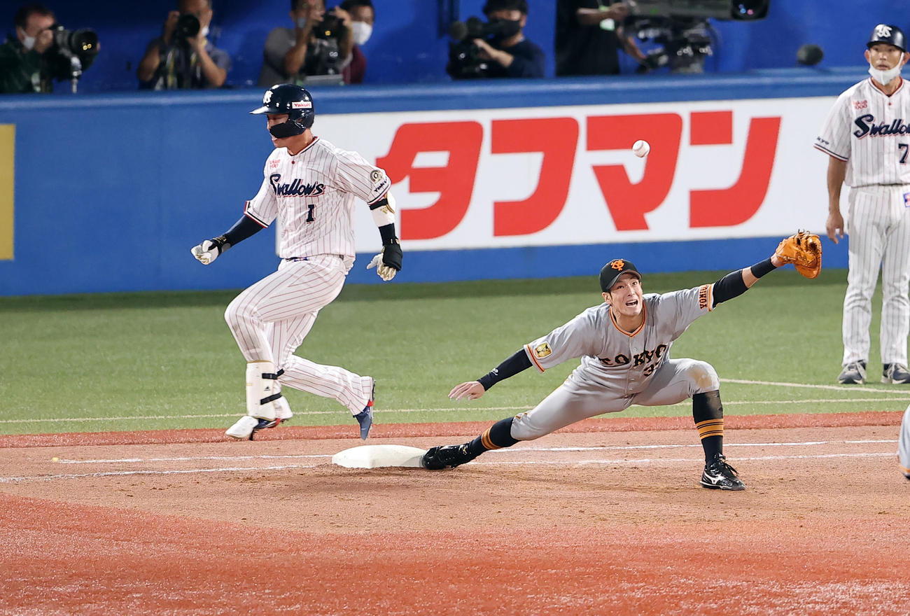 ヤクルト対巨人　9回裏ヤウルト2死二塁、山田（左）はサヨナラ勝ちを引き寄せる、遊内野安打を放つ。一塁手若林（2021年10月7日撮影）