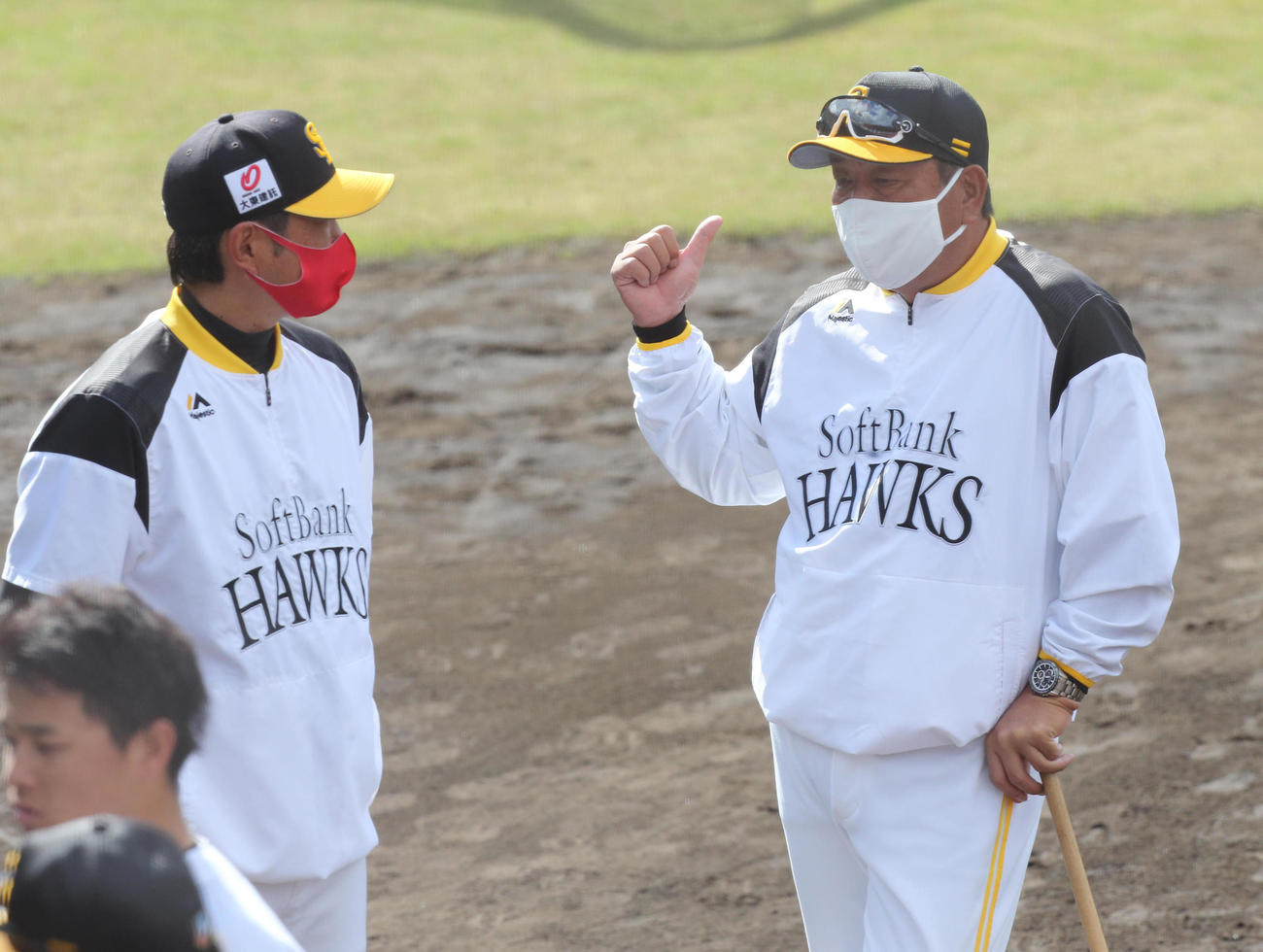 練習前、話をする小久保裕紀2軍監督と藤本博史監督（撮影・梅根麻紀）