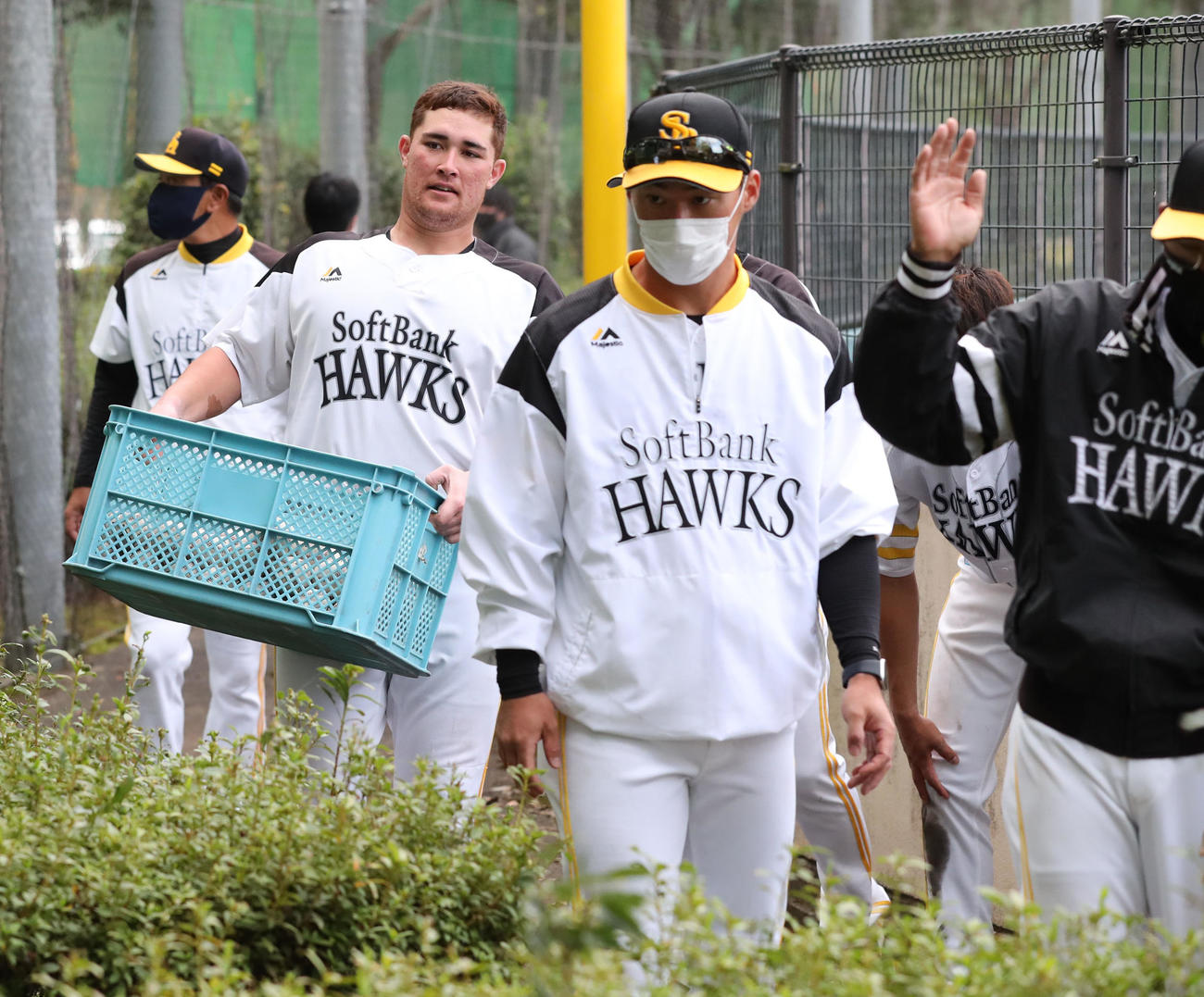 場外の球を拾いに行くリチャード、手前は長谷川勇也コーチ（撮影・梅根麻紀）