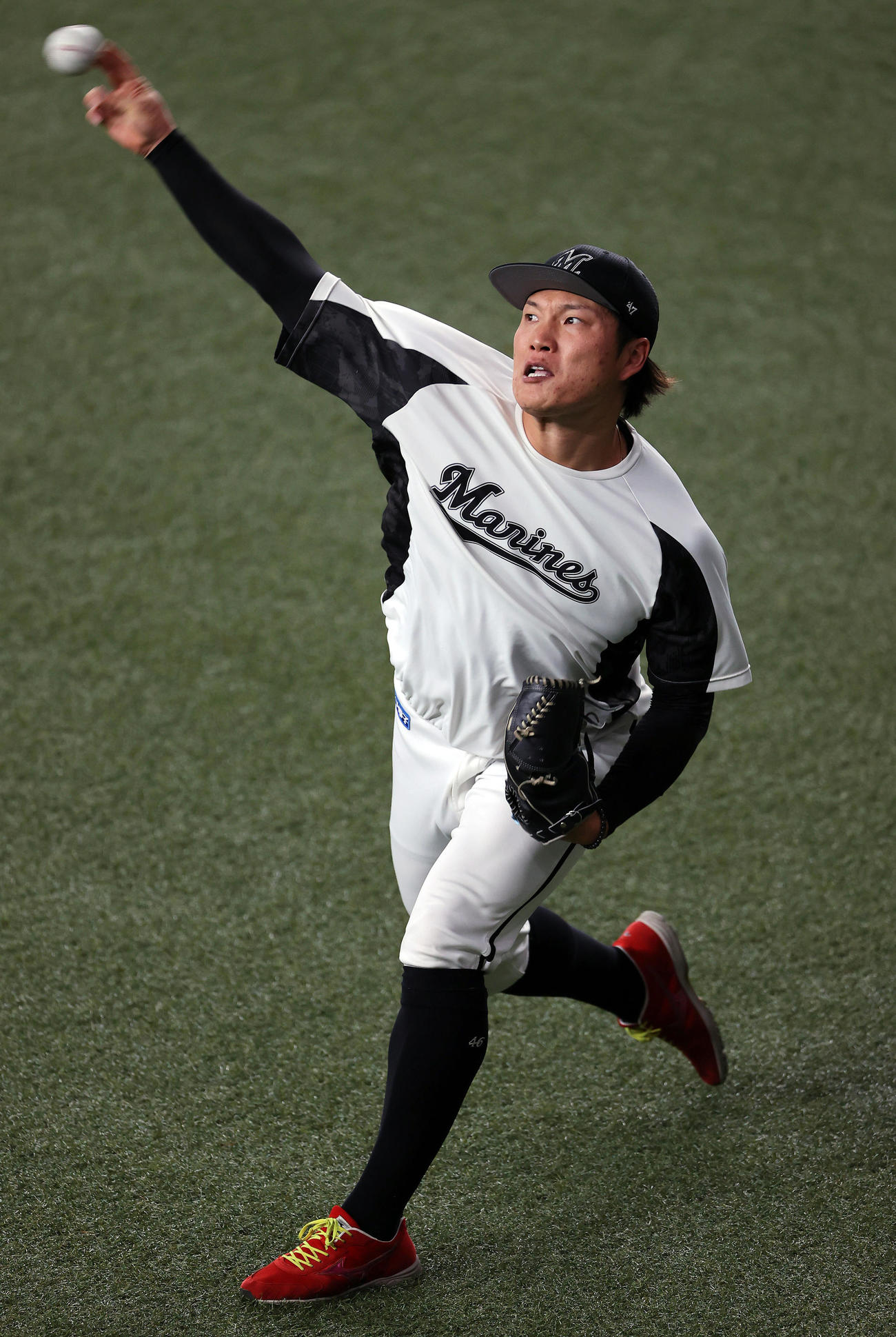 オリックス対ロッテ　キャッチボールで調整するロッテ岩下（撮影・前田充）