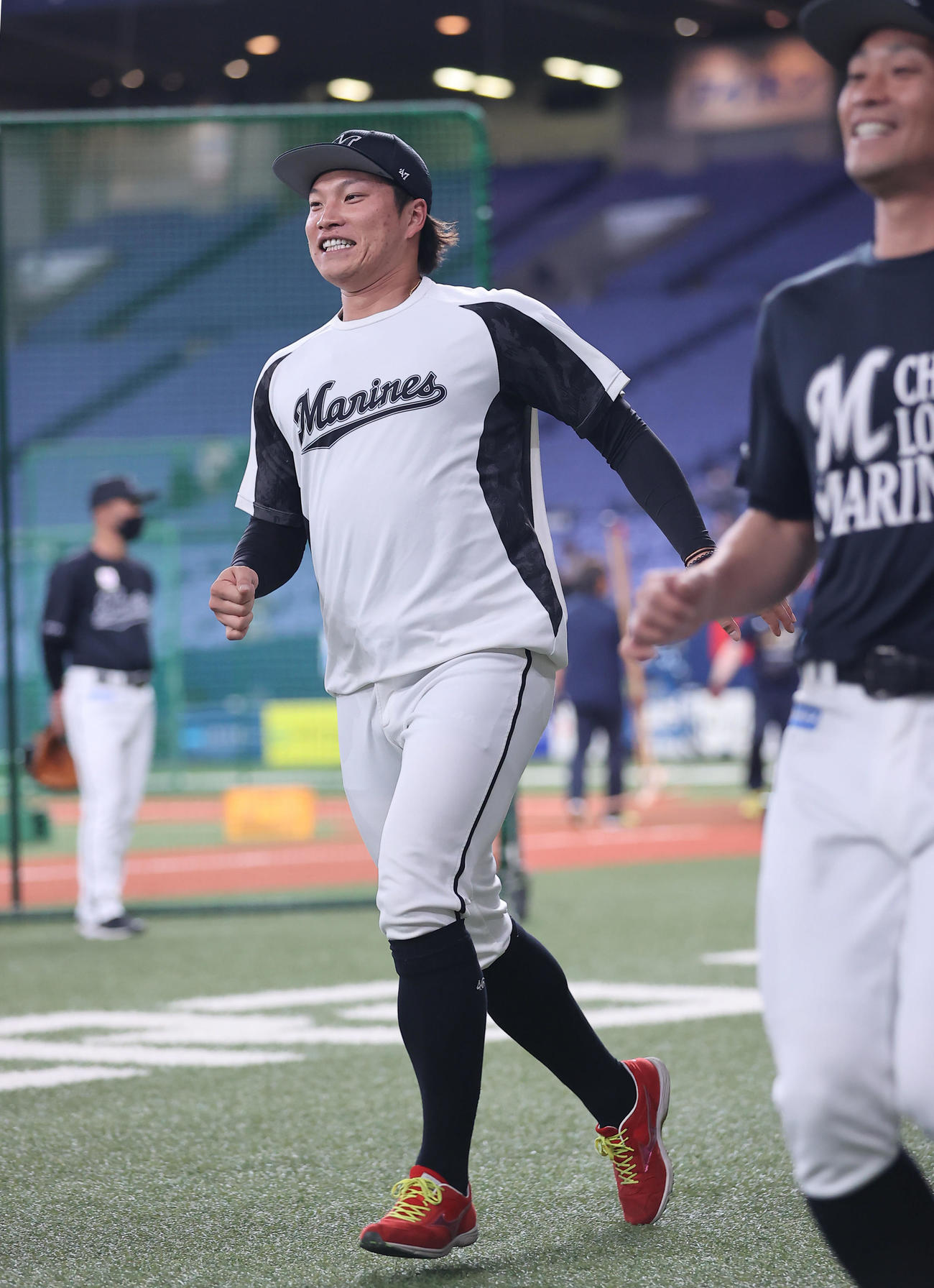 オリックス対ロッテ　試合前、リラックスした表情でウオーミングアップを行うロッテ岩下（撮影・垰建太）