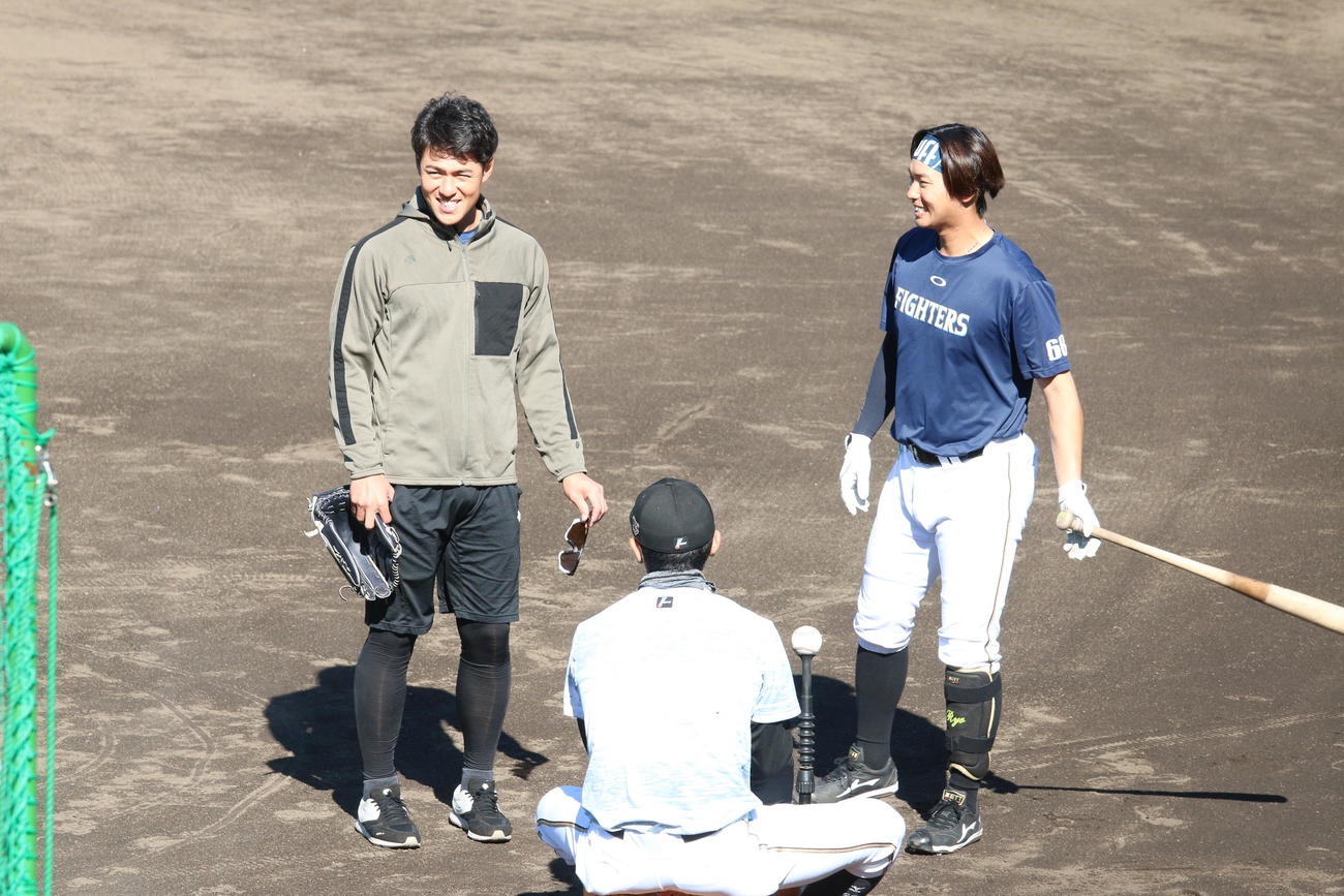 日本ハム木村（左）は石川亮と笑顔で話をする（撮影・田中彩友美）