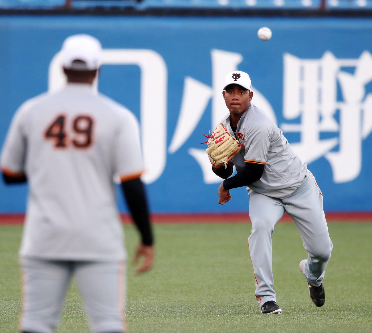 CSファイナル　ヤクルト対巨人　練習でキャッチボールするメルセデス（撮影・加藤哉）