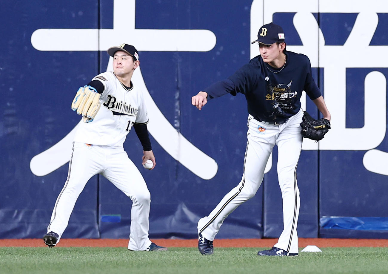 オリックス対ロッテ　試合前、並んで投球練習するオリックス山崎颯（右）と宮城（撮影・垰建太）