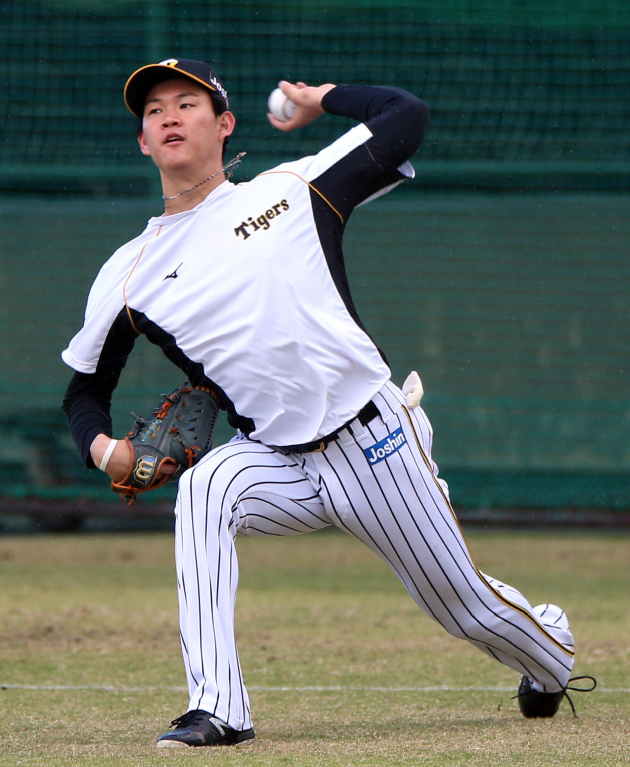 キャッチボールする及川（撮影・上山淳一）