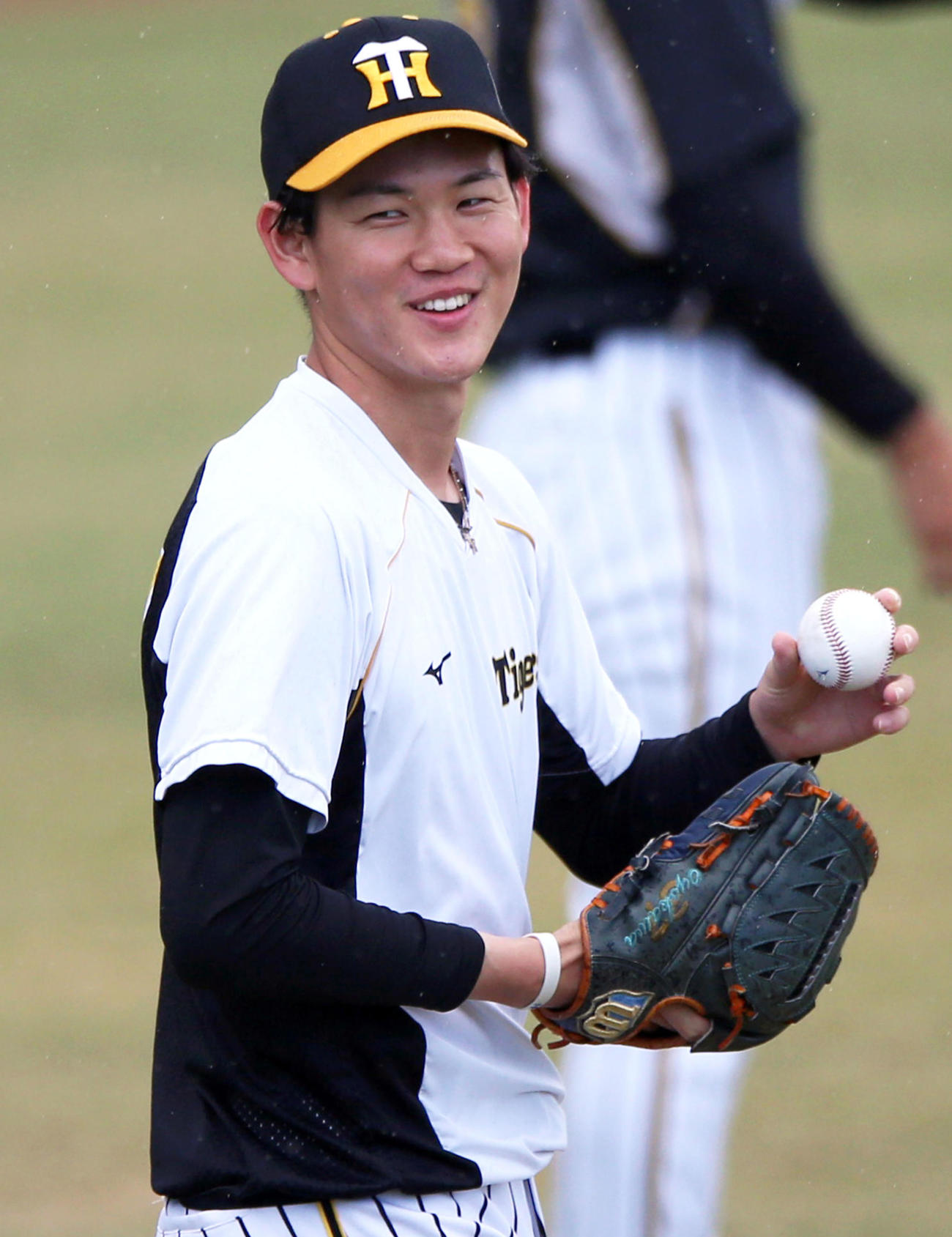 リラックスした表情でキャッチボールする及川（撮影・上山淳一）