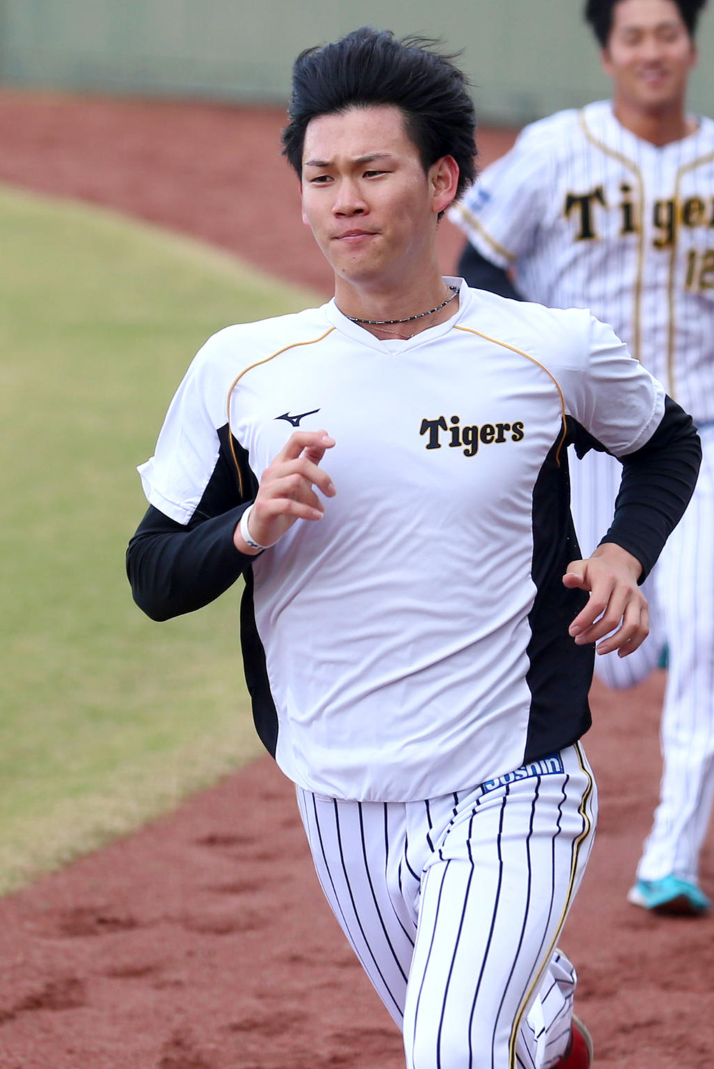 外野でダッシュする及川（手前）（撮影・上山淳一）