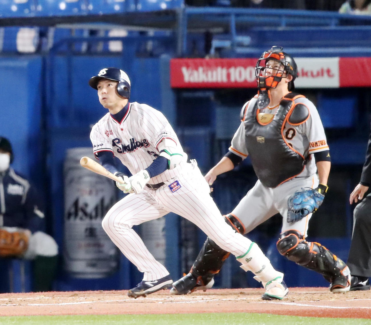 CSファイナル　ヤクルト対巨人　2回裏ヤクルト1死満塁、西浦は中犠飛を打ち上げる（撮影・加藤哉）