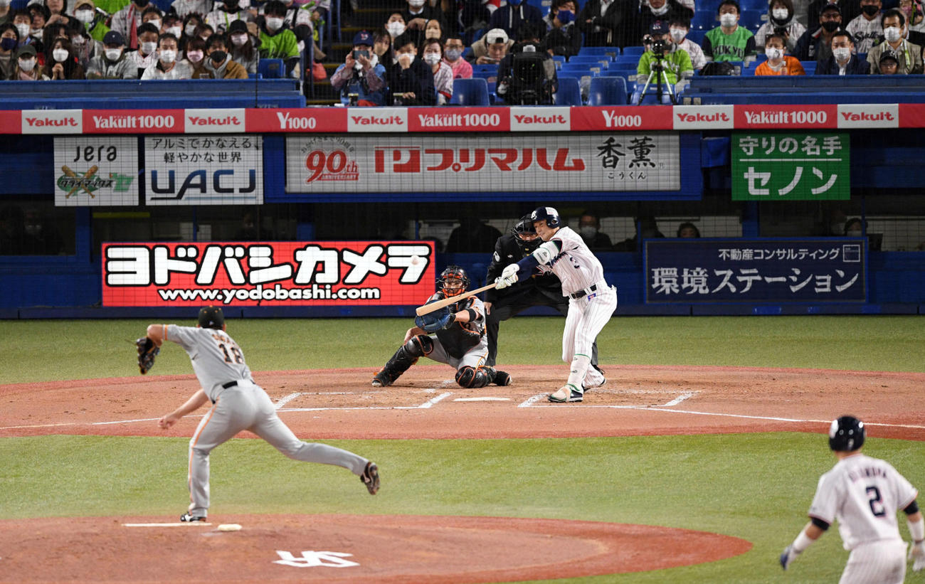 ヤクルト対巨人　2回裏ヤクルト1死満塁、西浦は中犠飛を放つ。投手菅野（撮影・滝沢徹郎）