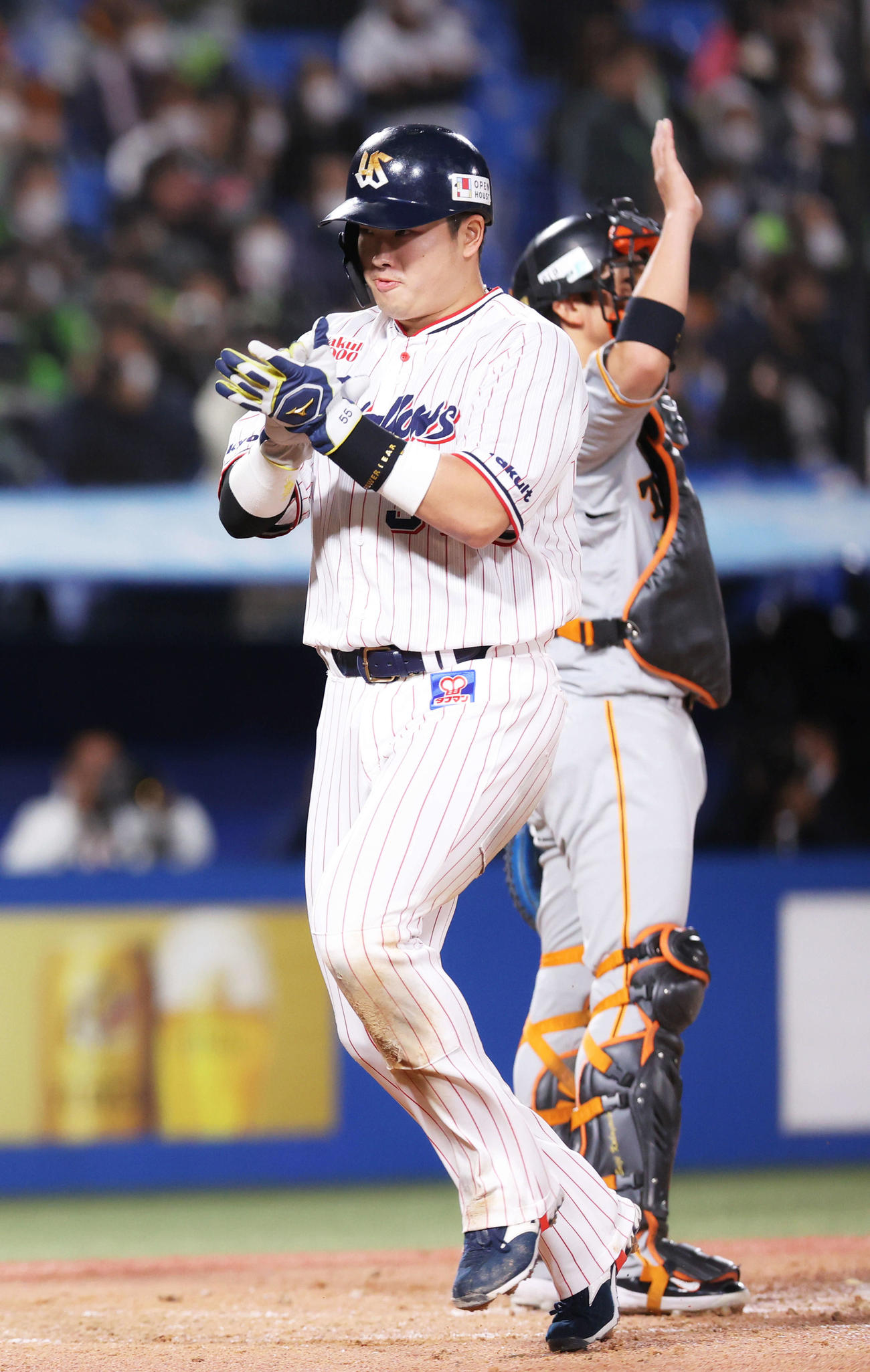 ヤクルト対巨人　2回裏ヤクルト1死満塁、西浦の中犠飛で生還し先制する村上（撮影・河田真司）