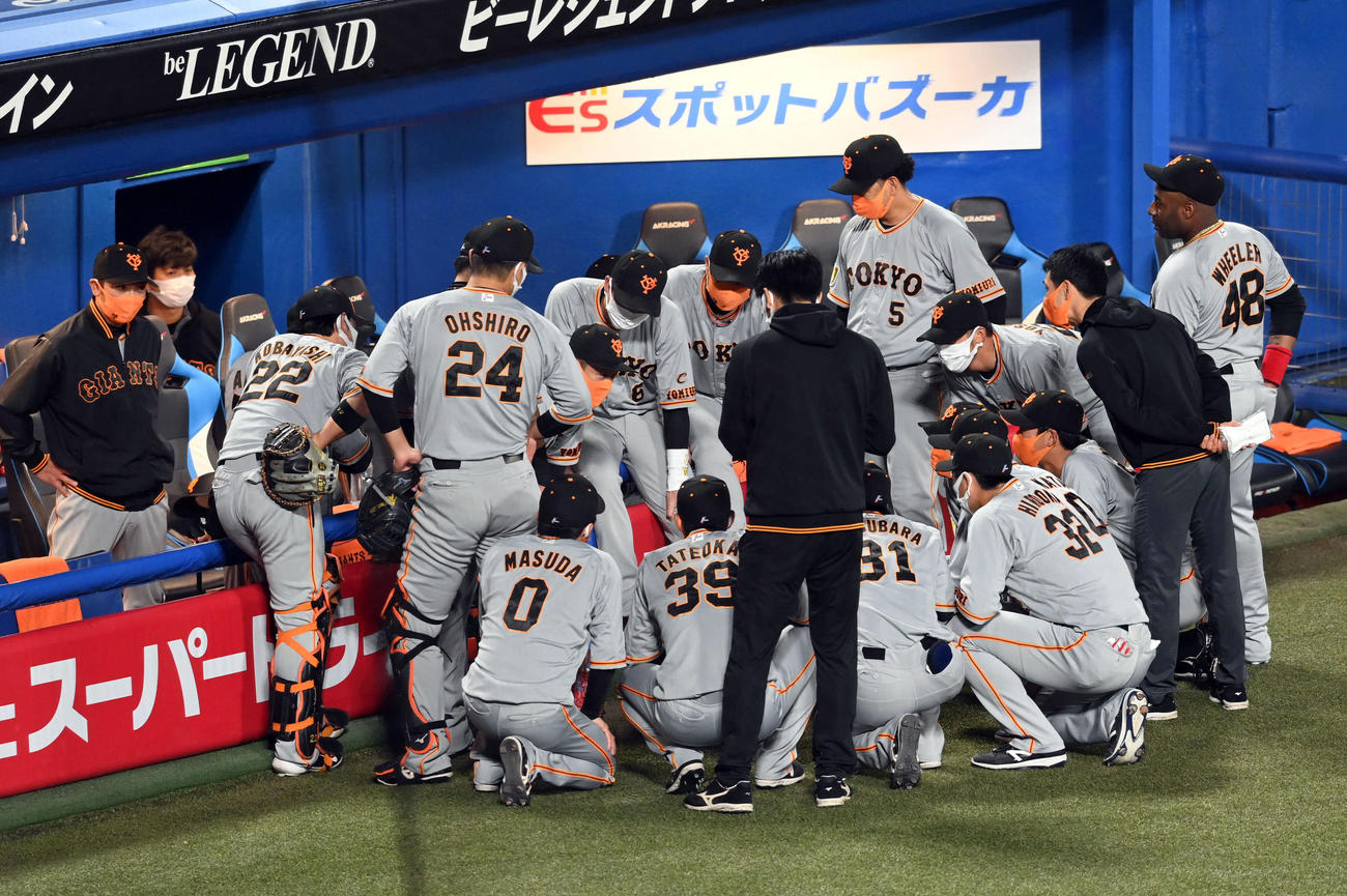 ヤクルト対巨人　試合前、円陣を組む巨人（撮影・たえ見朱実）