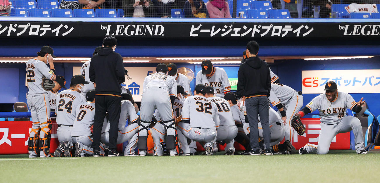 ヤクルト対巨人　試合前練習、円陣を組む巨人ナイン（撮影・河田真司）