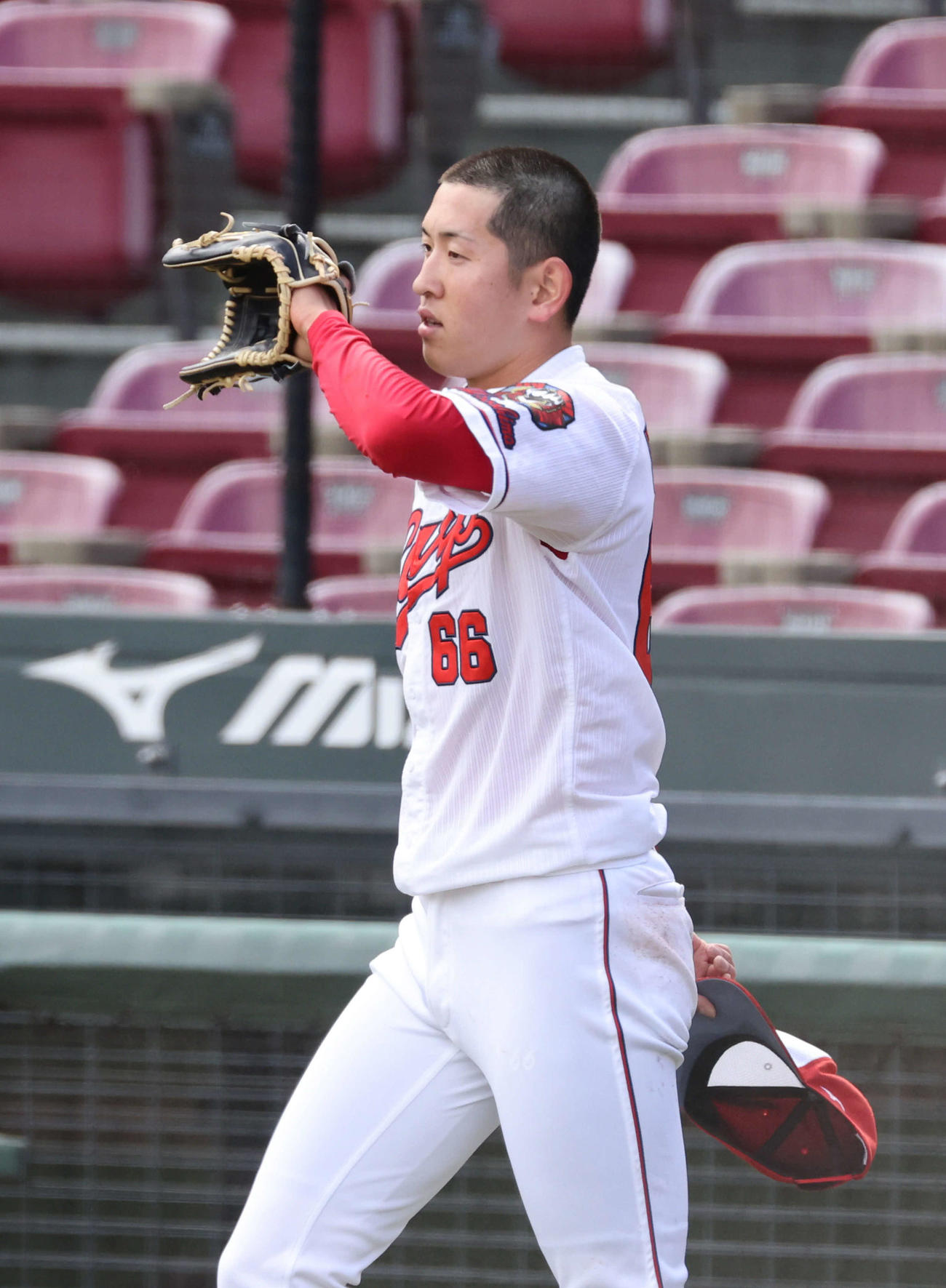 広島秋季練習　紅白戦　1回表紅組2死一、二塁、正随に先制左前適時打を打たれた遠藤（撮影・加藤孝規）