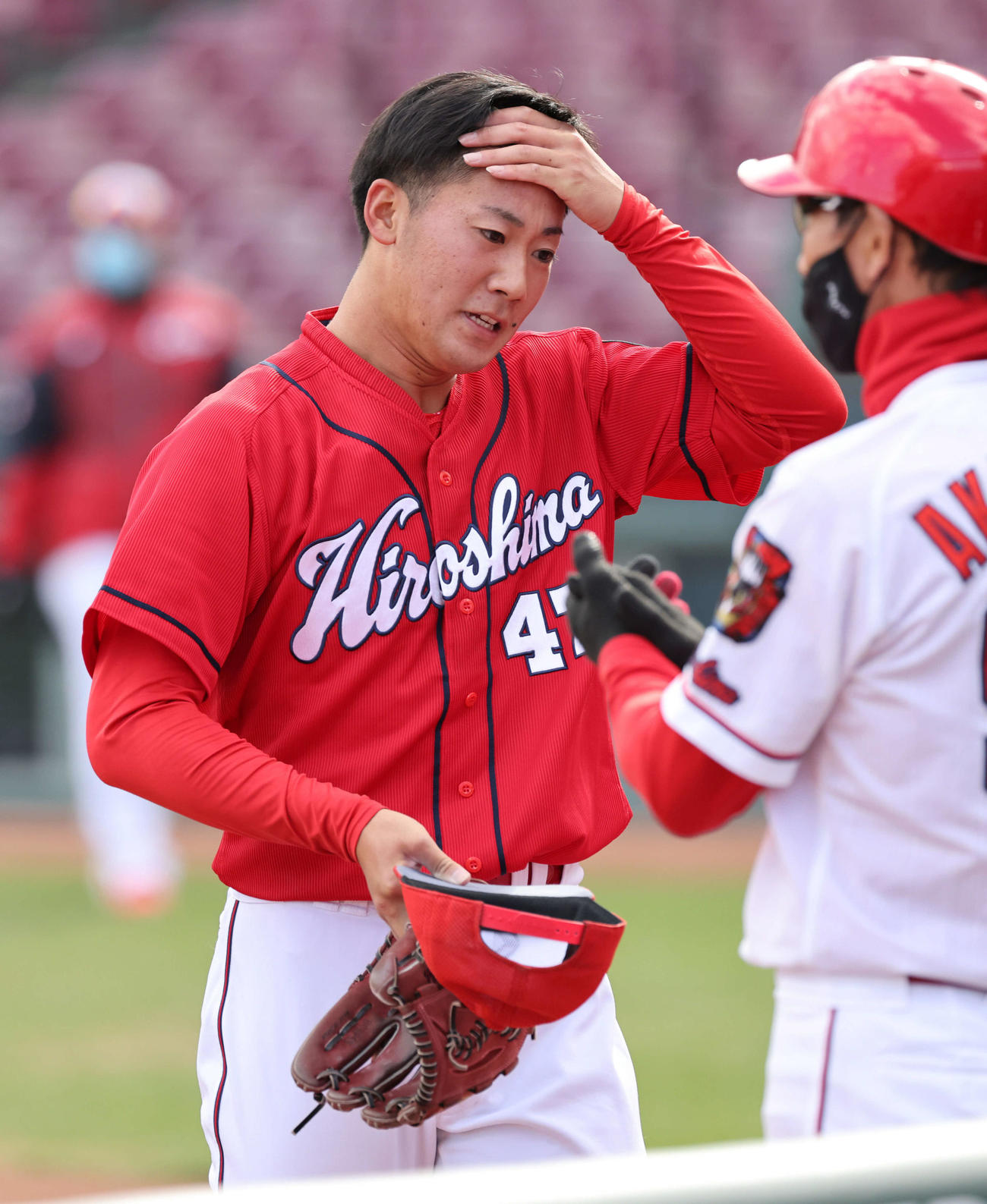 広島秋季練習　紅白戦　1回裏白組2死一、三塁、林に同点の中前適時打を打たれた山口（撮影・加藤孝規）