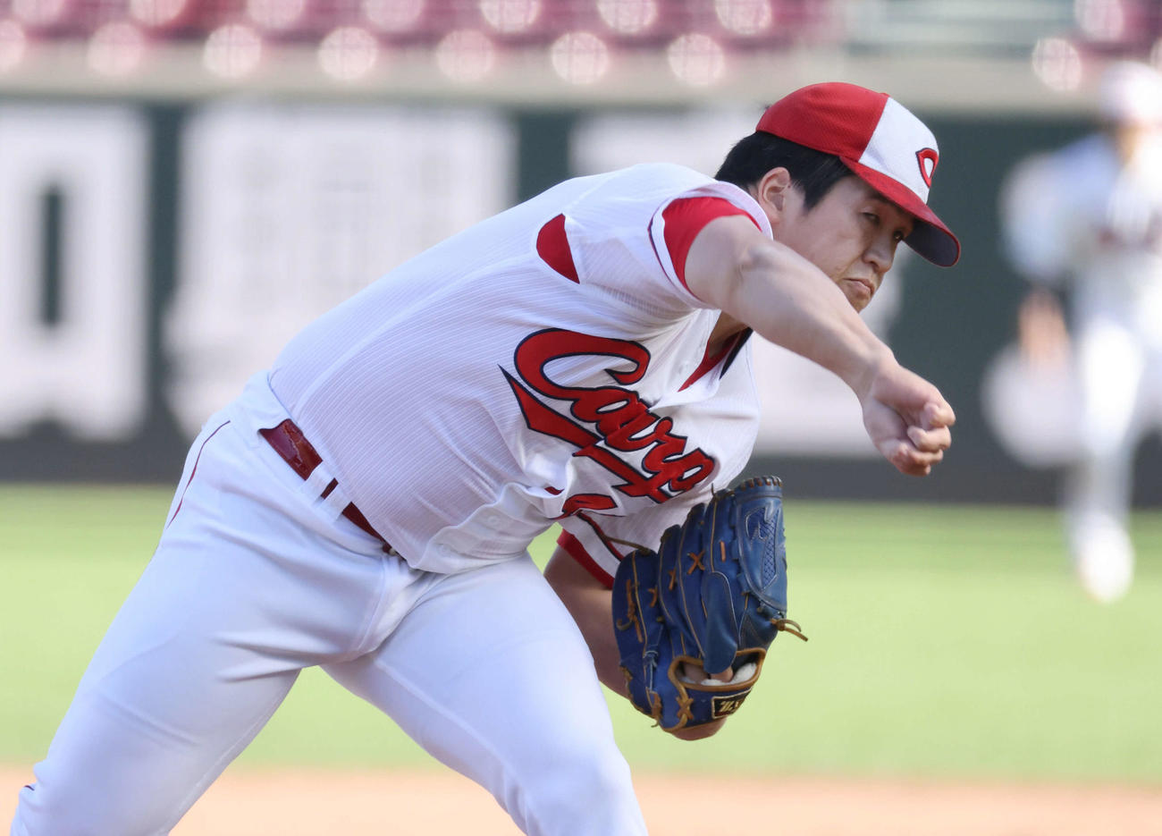 広島秋季練習　紅白戦　4回表紅組、白組2番手の矢崎（撮影・加藤孝規）
