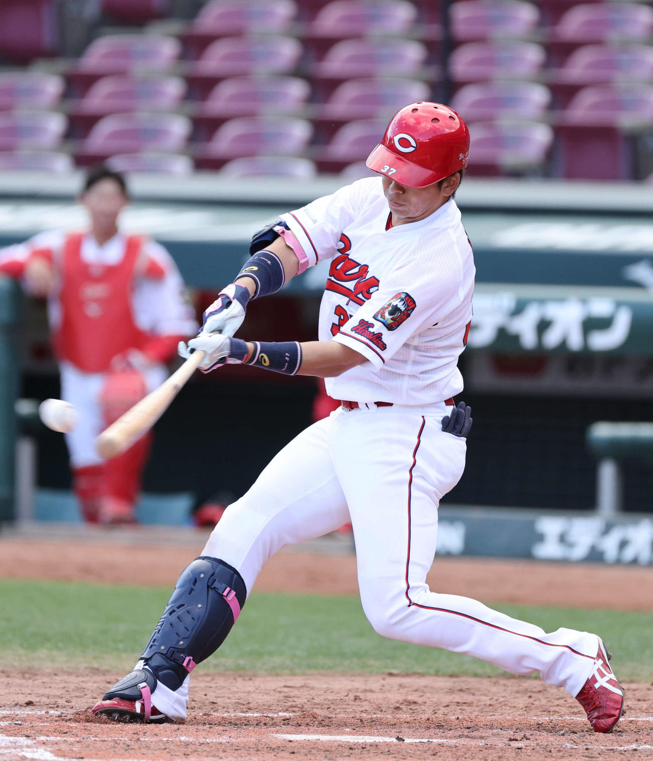 広島秋季練習　紅白戦　4回裏白組2死二塁、野間は右越え適時二塁打を放つ（撮影・加藤孝規）