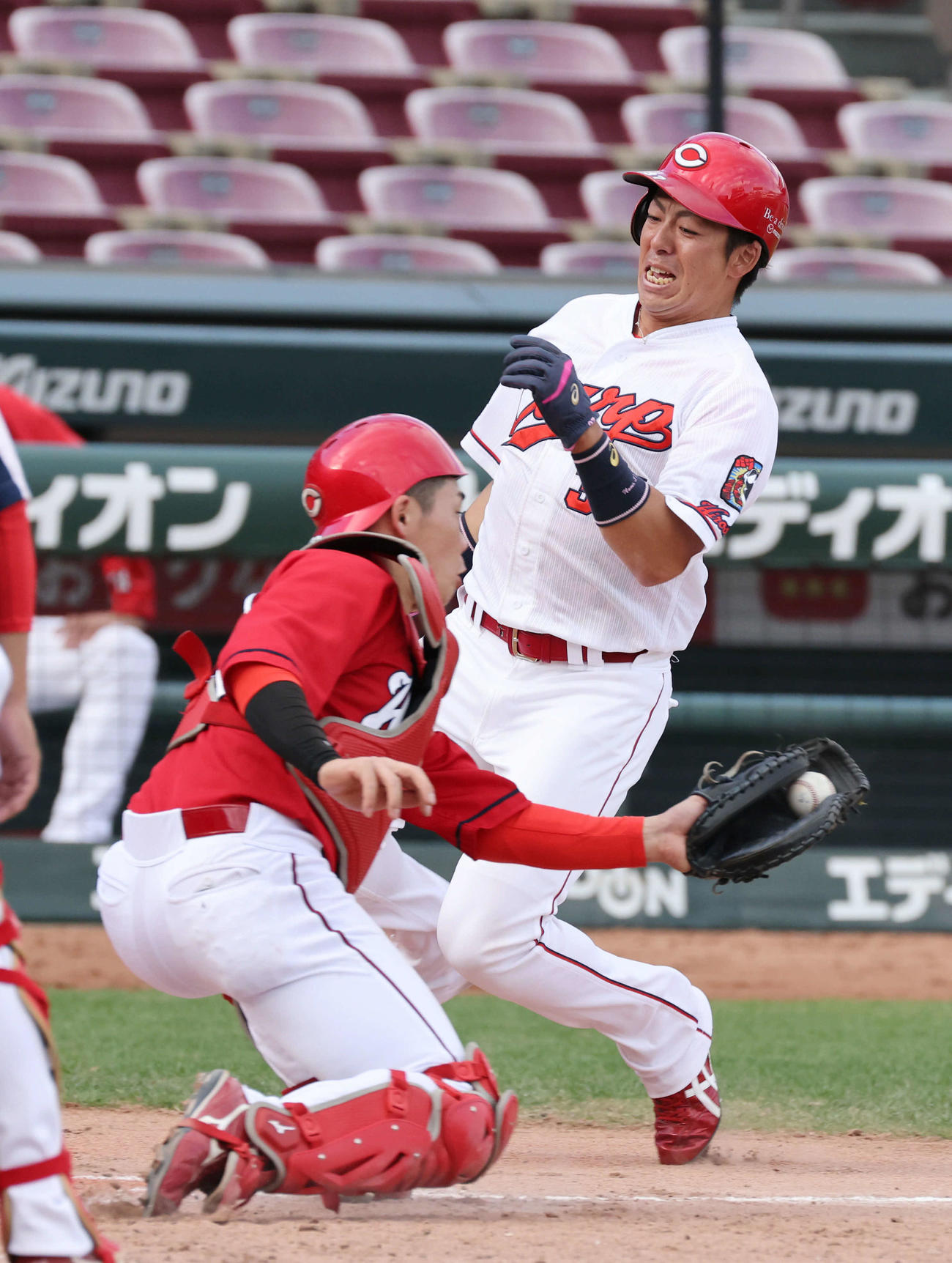広島秋季練習　紅白戦　6回裏白組無死一塁、田中広輔の右適時二塁打で野間が生還。捕手は持丸（撮影・加藤孝規）